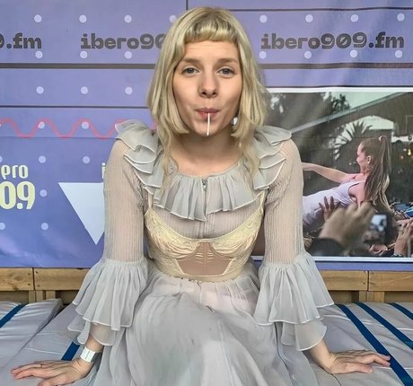 Aurora Aksnes perfekte erwachsene bild