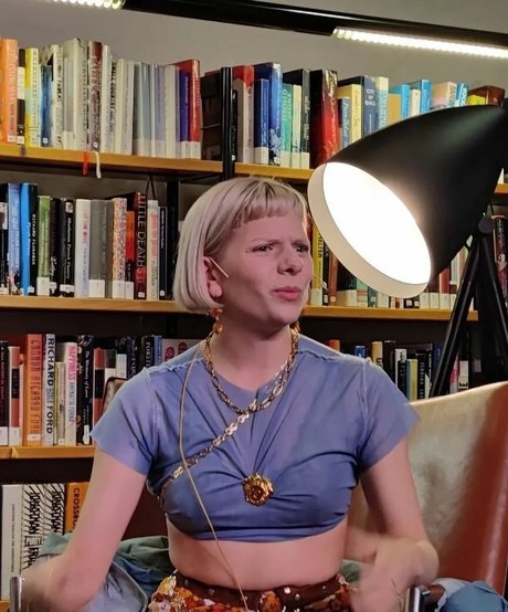 Aurora Aksnes perfekte hd galerie