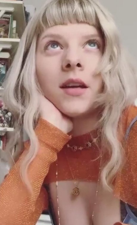 Aurora Aksnes perfekte pornografische bilder