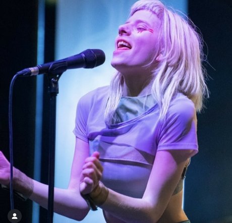 Aurora Aksnes exklusive perfekte bild