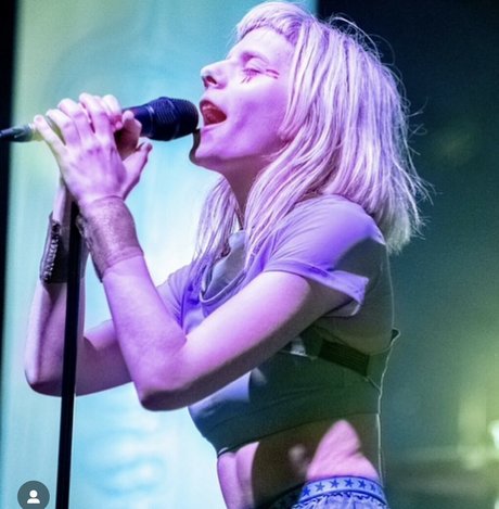 Aurora Aksnes porno akt archiv