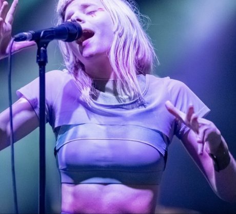 Aurora Aksnes perfekte erotische fotos