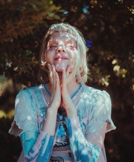 Aurora Aksnes model perfekte foto