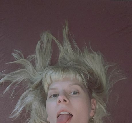 Aurora Aksnes sexy perfekte foto