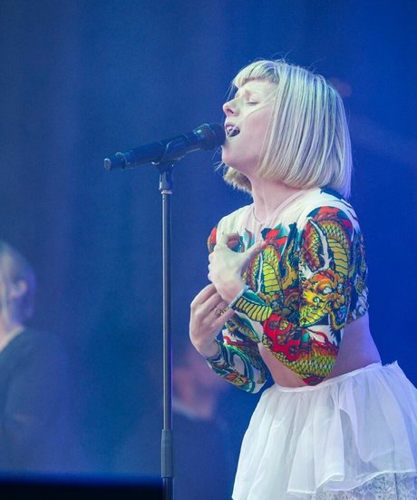 Aurora Aksnes model akt galerie