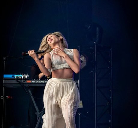 Aurora Aksnes porno schöne bild