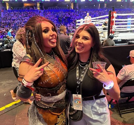 Alluux top nackt bild