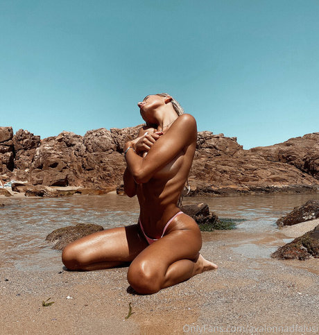 Avalon Nadfalusi perfekte pornographische foto