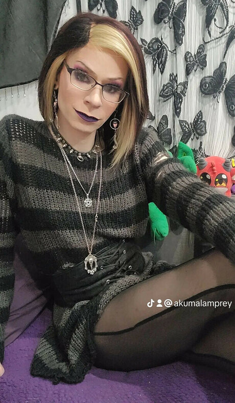 Akumalamprey model nackten galerie