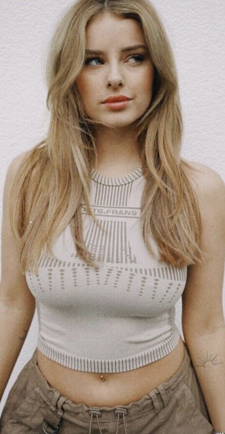 vollbusige milf onlyfans pornographische bild