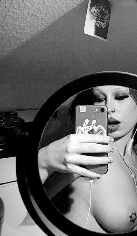 Gothminze nackt hübsche bilder