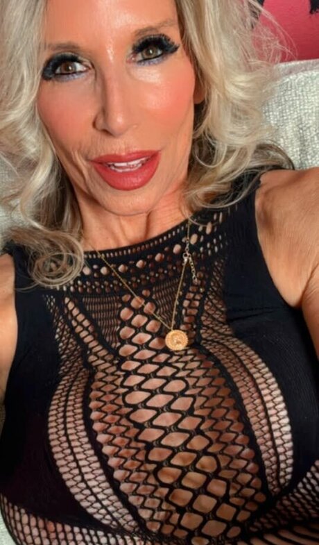 Lorraine Lewis exklusive hd bilder