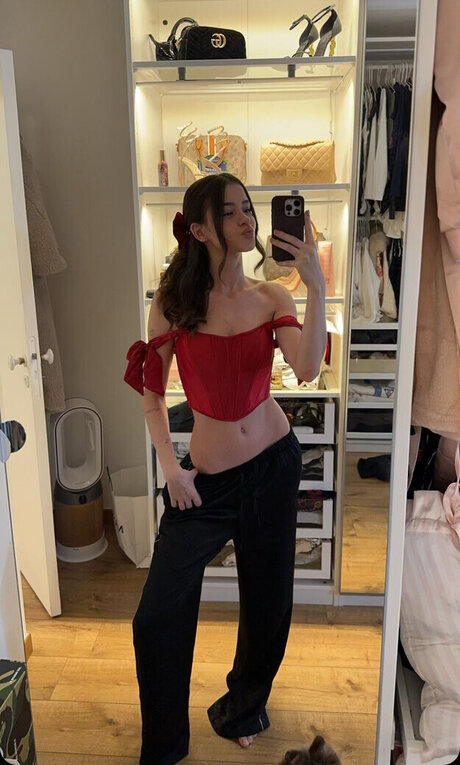 L a Elui erwachsene nacktheit bild