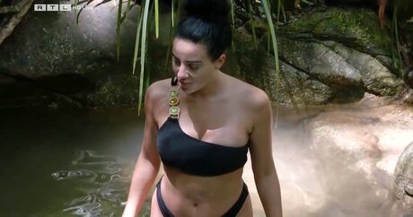 Ich bin ein Star Holt mich hier raus_ schauspielerin sexy archiv