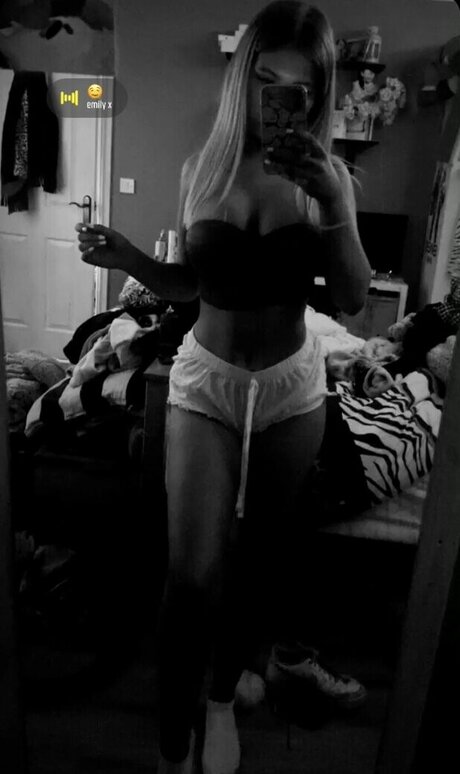 Emily McClean exklusive nette foto