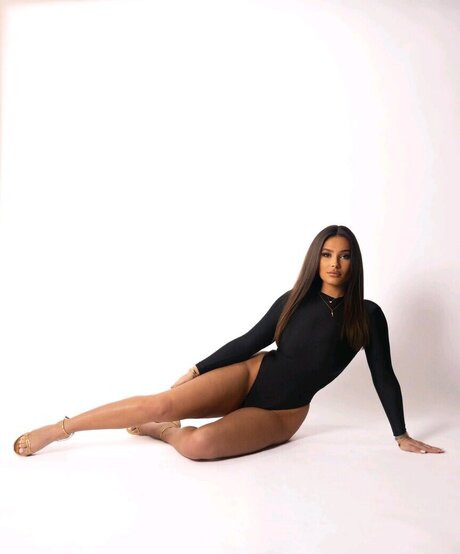 Maddison Maye model kunst galerien