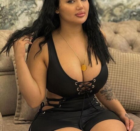 Melek Azad model pornografische bild