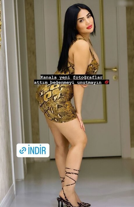 Melek Azad sexy foto