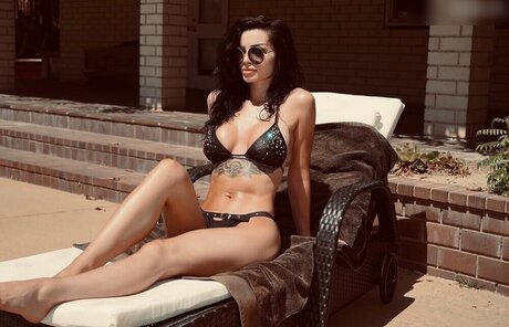 Saraya Jade Bevis porno kunst galerie