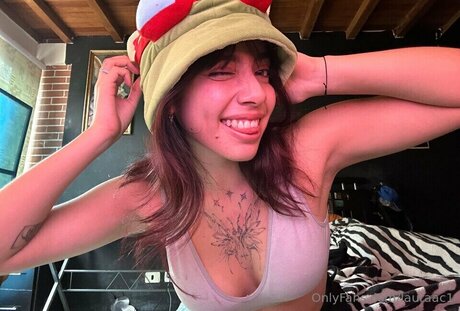 lauraac1 model top bild