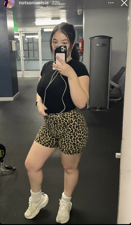 Sonia Elsie ASMR nacktheit kunst galerien