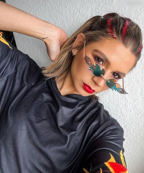 pool-dreier onlyfans erotische foto