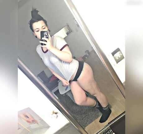 Laura Knoblauch kunst pornostar bilder