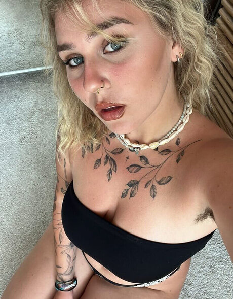 teen fake titten onlyfans erotische hd bild