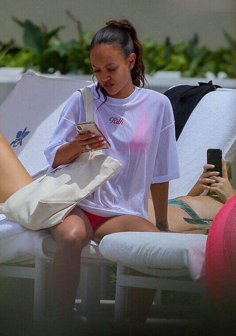 Karrueche Tran kunst akt galerien