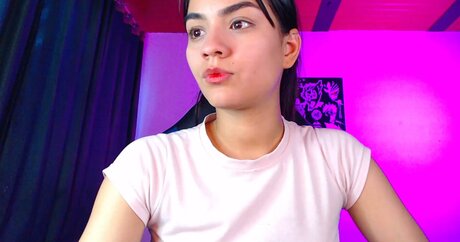 Ariel Zeo1 sexy top fotos