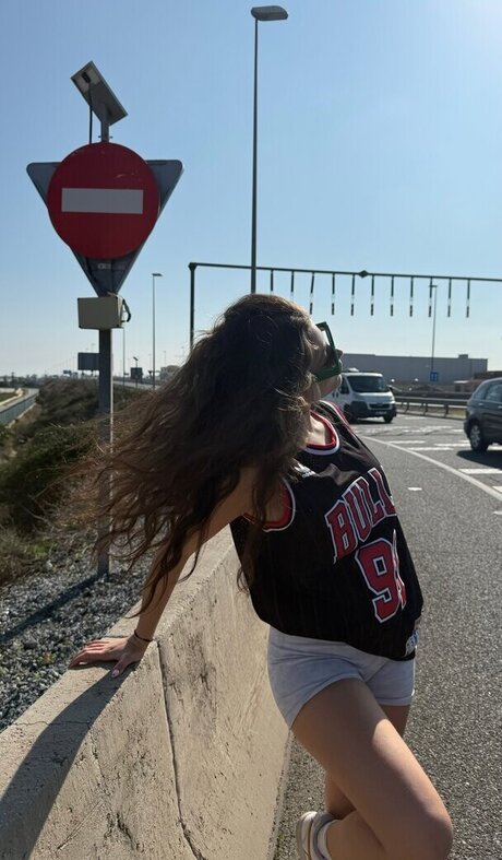 Leyla Afshonkar sexy top archiv