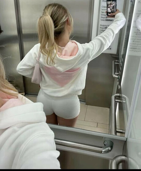 maya zrv pornostar akt bild