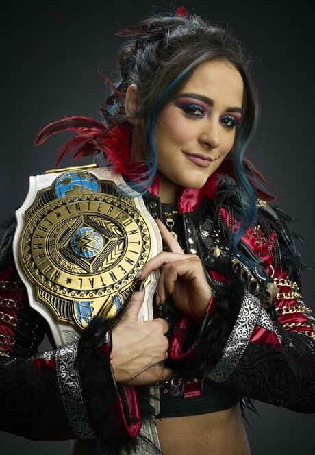 Lyra Valkyria model nackte bilder