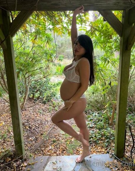 Emily Mai erwachsene hd bild