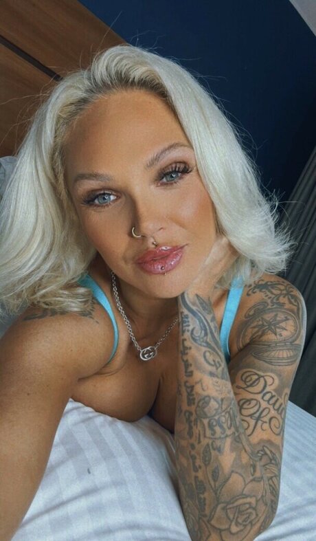 große titten gothic onlyfans kunst perfekte foto