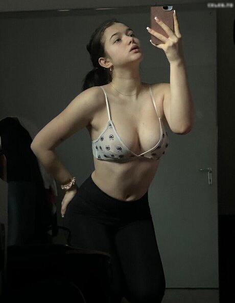 Mal Hol i ka model nacktheit foto