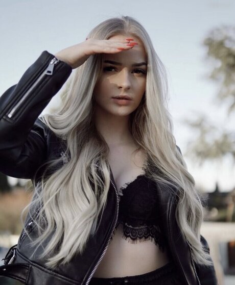 sportliche blonde onlyfans top freie bild