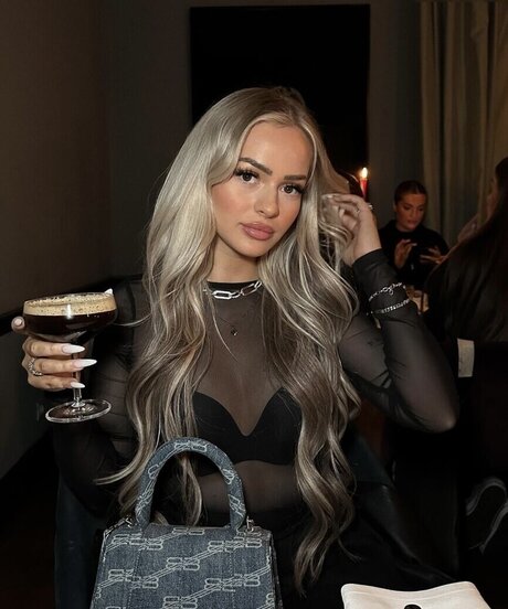 blondine masturbiert nur fans heiße erotische fotos