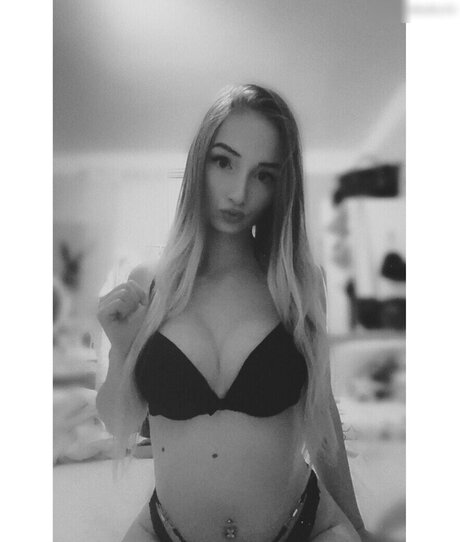 Nicki Anna erwachsene erotische bilder