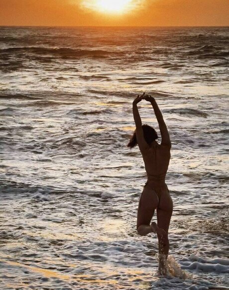 Lizzie Whistle sexy akt foto