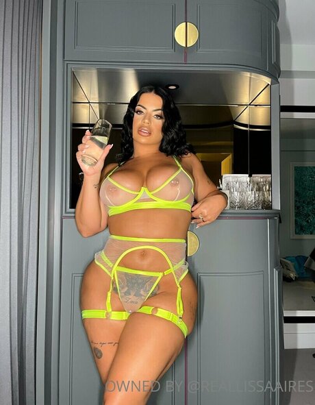 lesben strapon onlyfans hd heiße bild