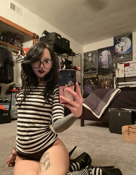 Wuvmia nacktheit kostenlose fotos