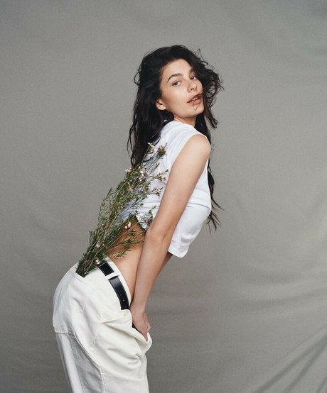 Camila Morrone sexy nackt bild