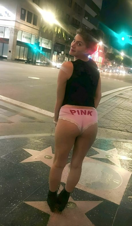 Ariana Basseri model erwachsene bilder