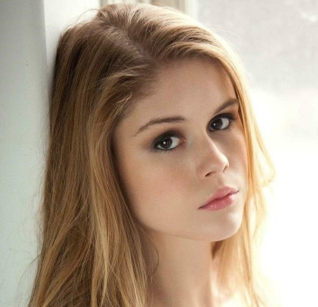 Erin Moriarty xxx bild