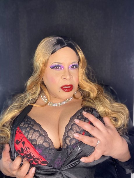 Goddess Lavish Galore sexy hd bild