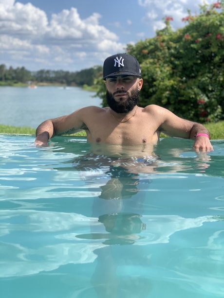 theonlylouie model nackte foto