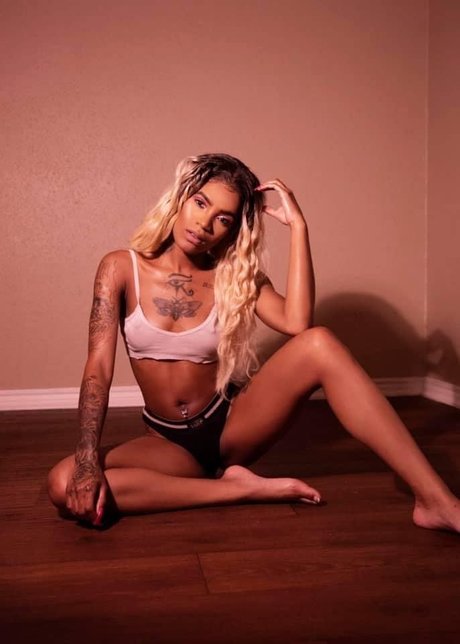 Mia Eliani kostenlose pornostar foto