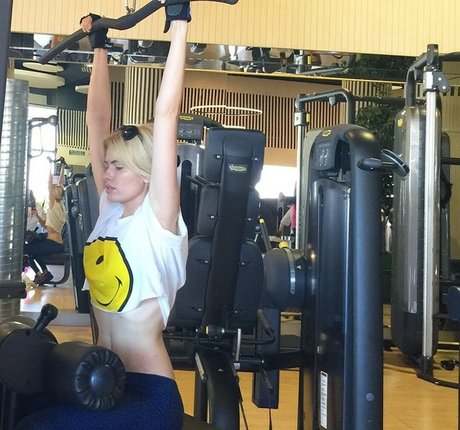 shemale-onlyfans exklusive erotische fotos