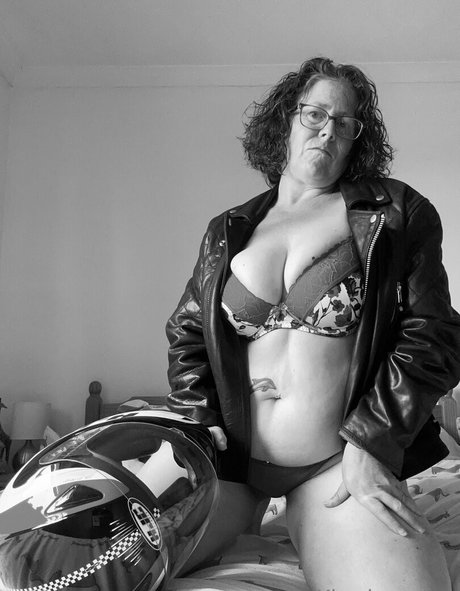 khariscurves nackten galerie